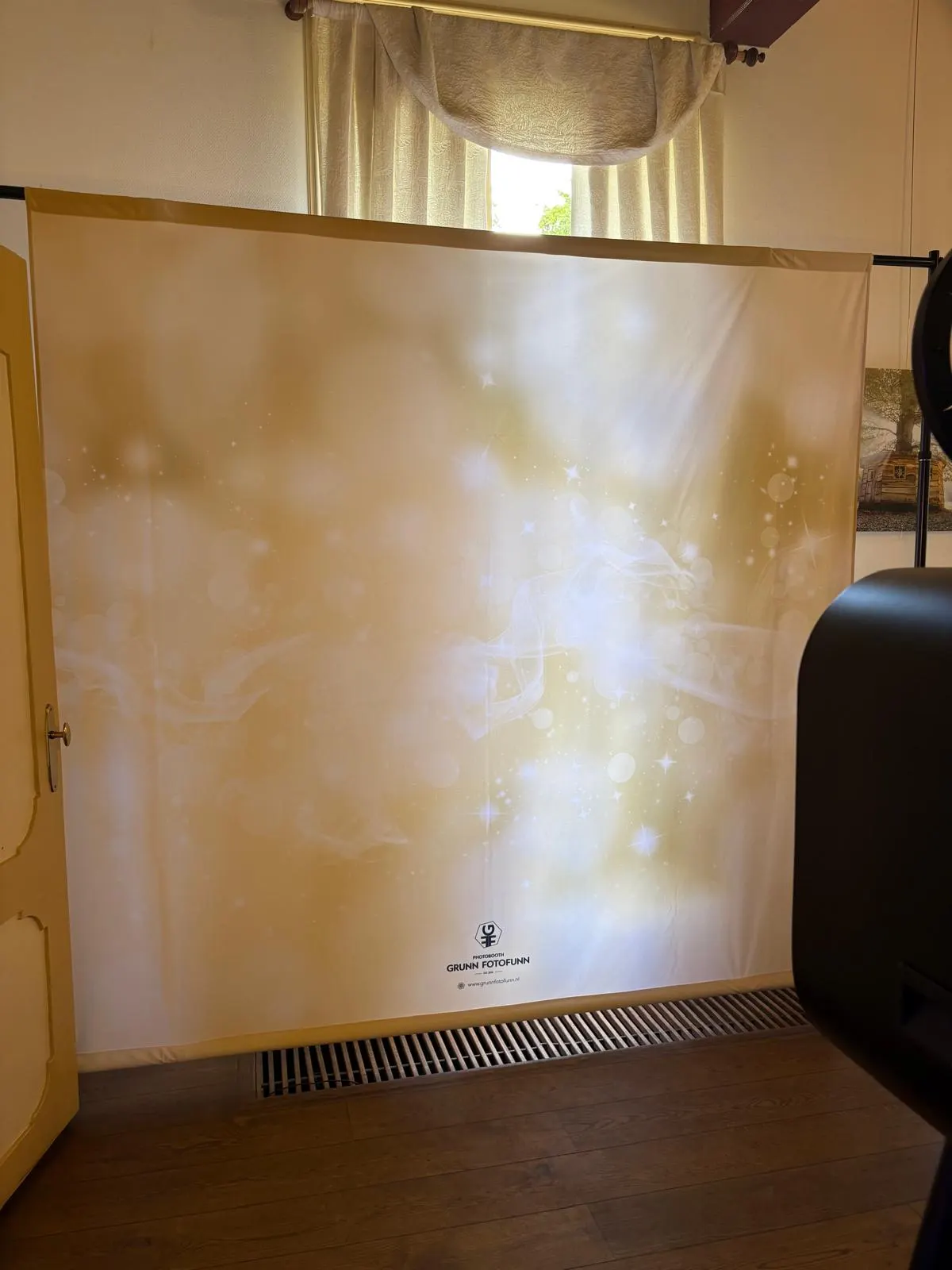 Photoboothopstelling met een feestelijke backdrop