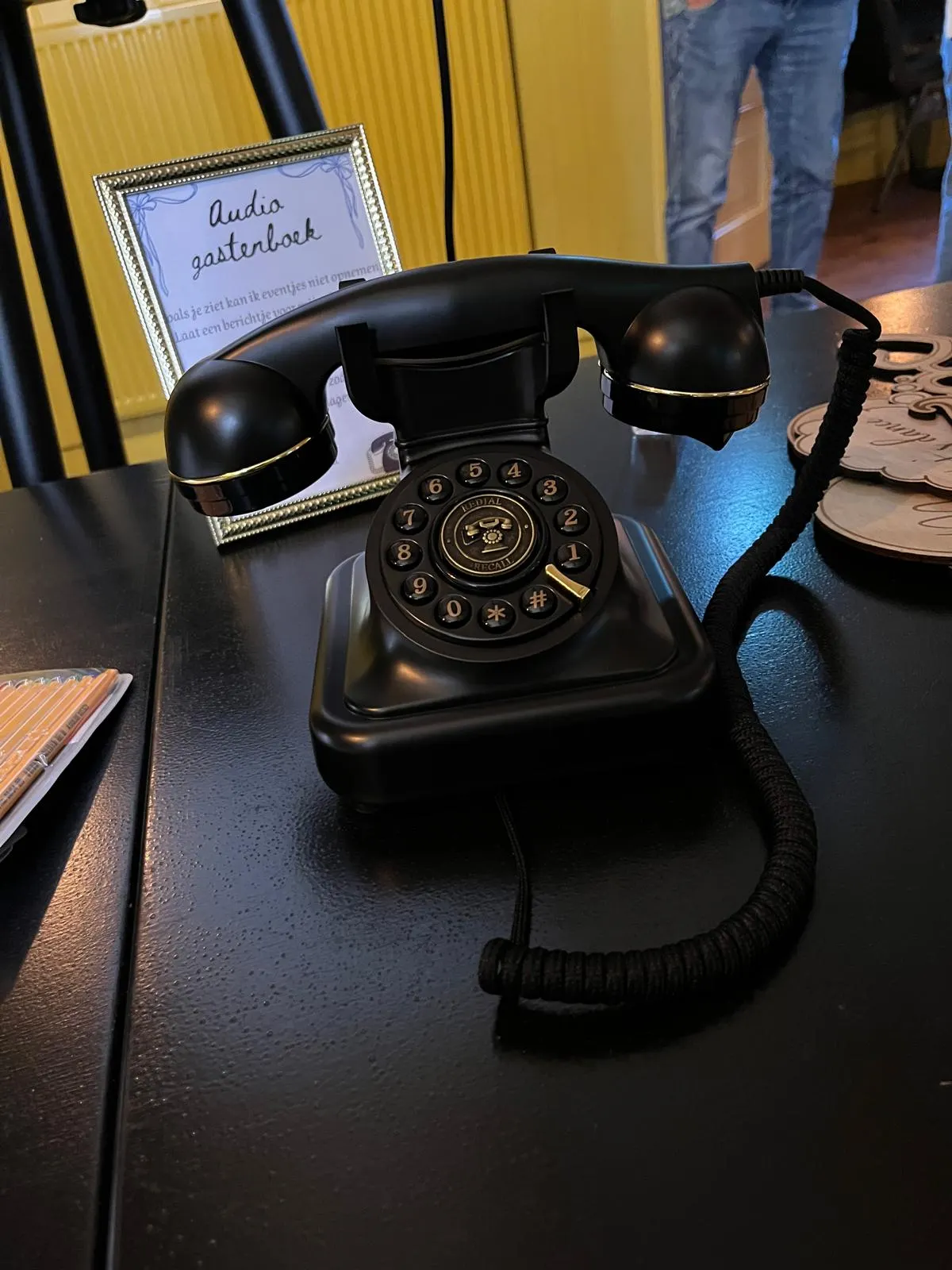 Zwarte vintage telefoon voor gesproken berichten van gasten