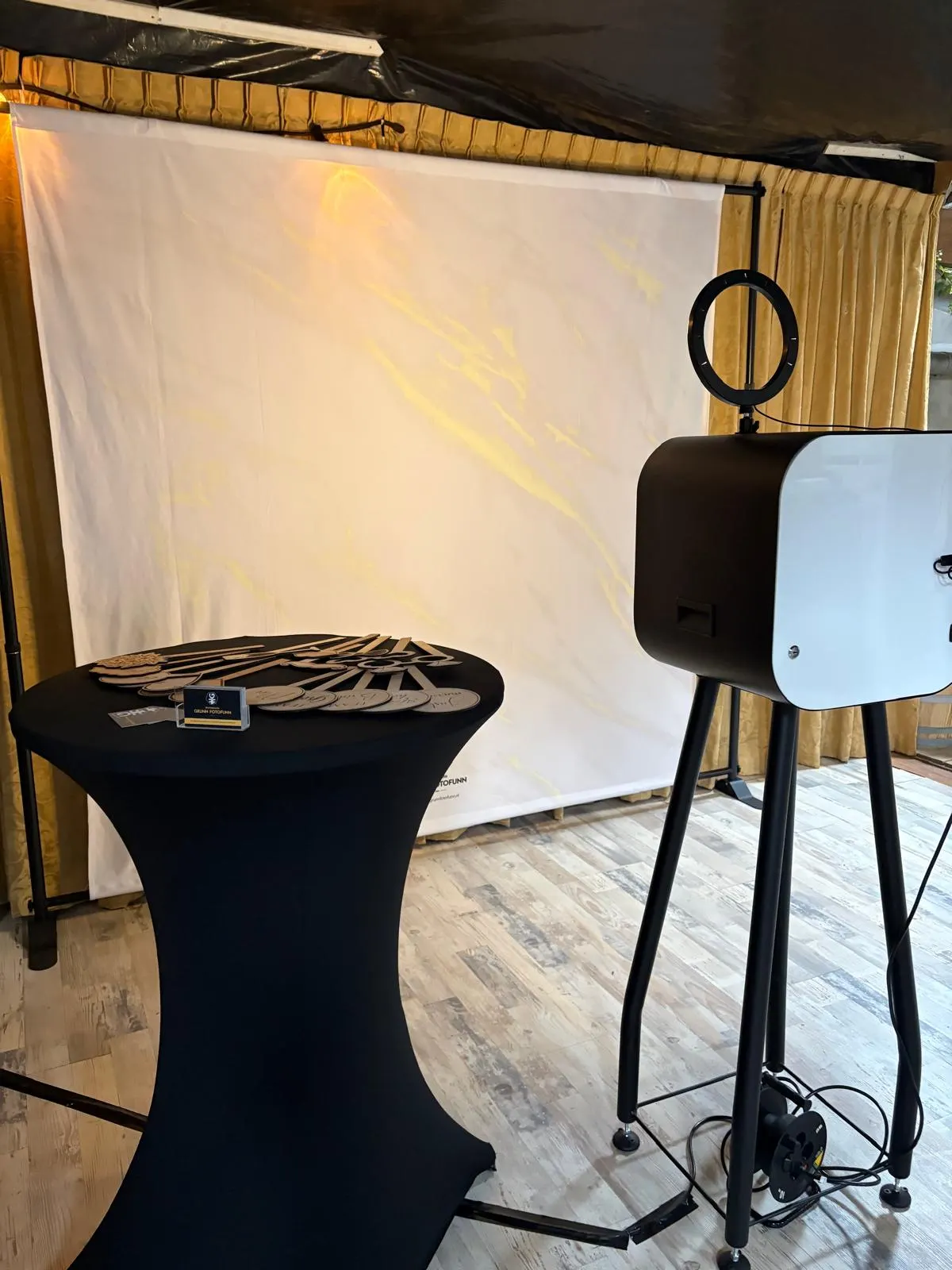 Photoboothopstelling met een feestelijke backdrop